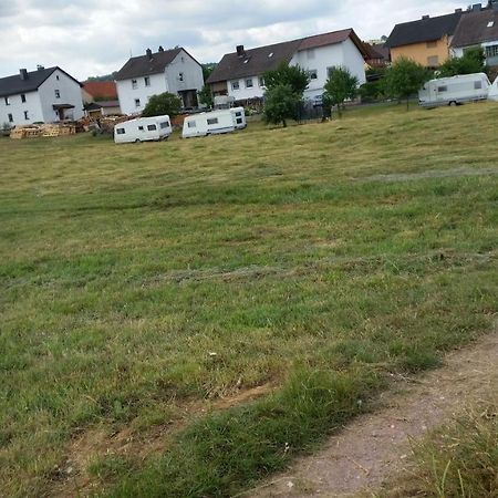 Gemuetlicher Wohnwagen In Der Natur Alheim Exteriör bild