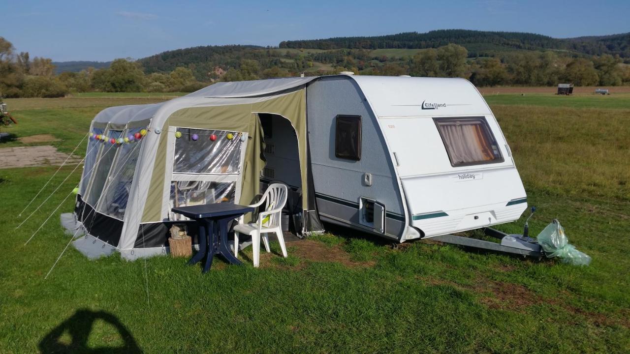 Gemuetlicher Wohnwagen In Der Natur Alheim Exteriör bild