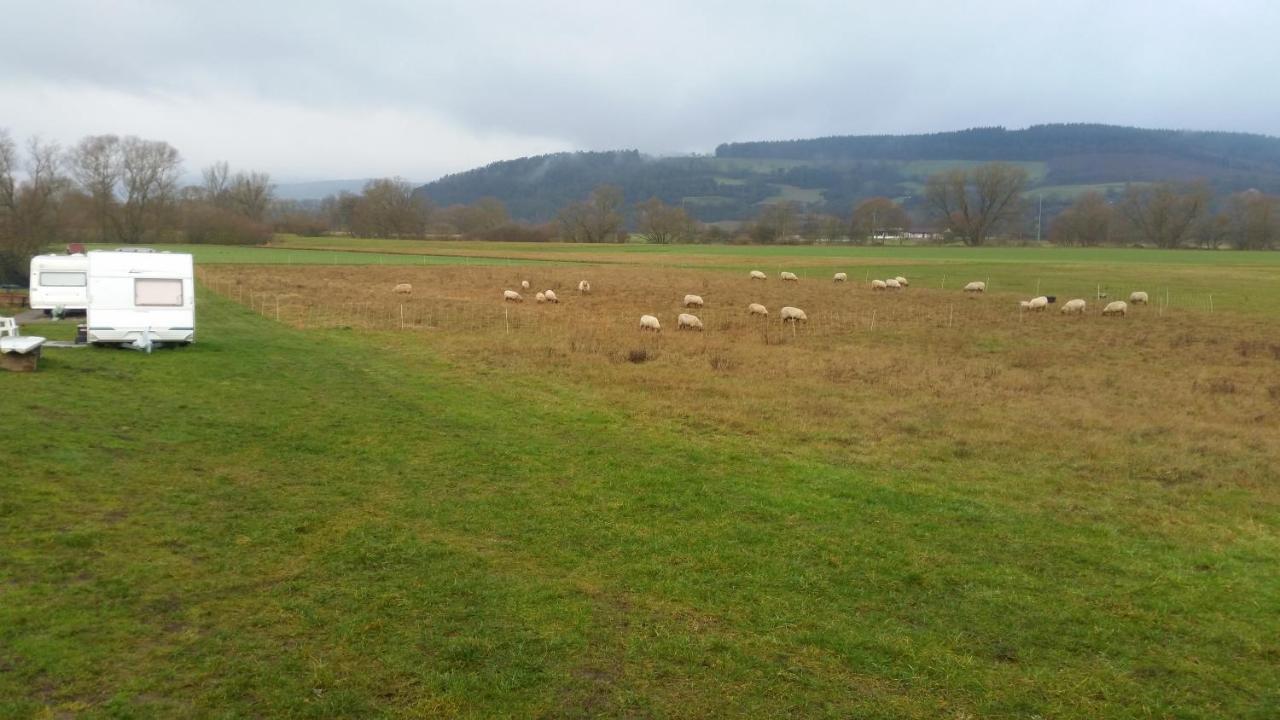 Gemuetlicher Wohnwagen In Der Natur Alheim Exteriör bild